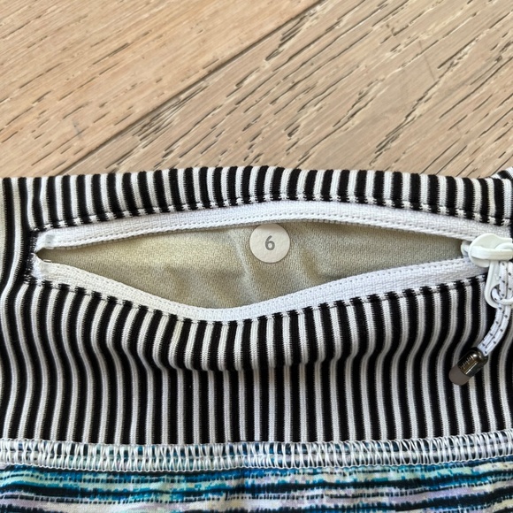 Lululemon Speed Short *4-way Stretch 2.5"
Blurry Belle Multi Tink Blck Wht - Picture 3 of 8